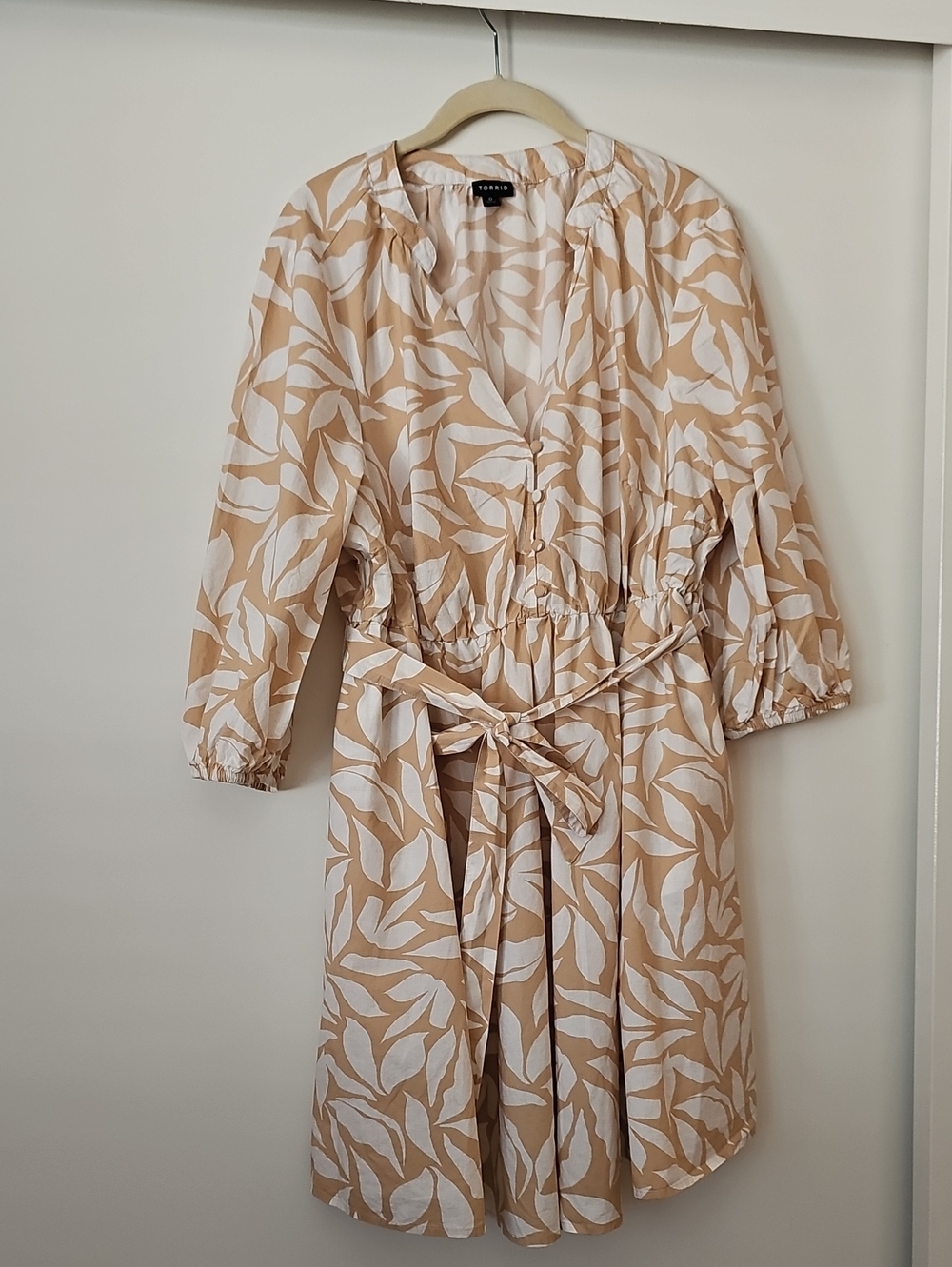 Torrid  Beige & White Leaf-Print Tie-Waist Dress